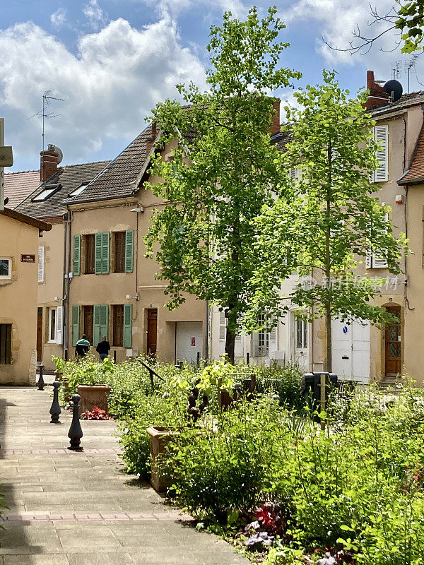 法国-勃艮第- Paray Le Monial -老城区的小街